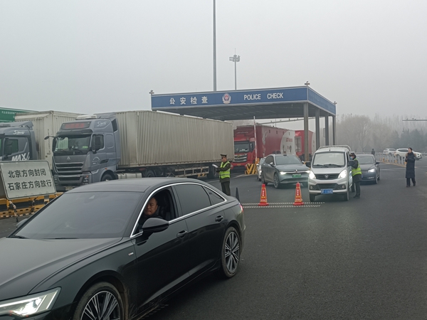 霧天出行不“堵心” 保定收費(fèi)站智慧便民暖途行(2)_副本.jpg