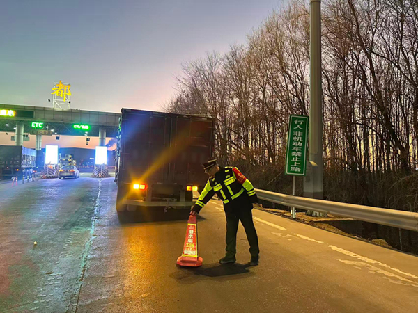 20260114貨車高速口爆胎 望都站緊急馳援 (稿).jpg 20260114貨車高速口爆胎 望都站緊急馳援 (稿).jpg